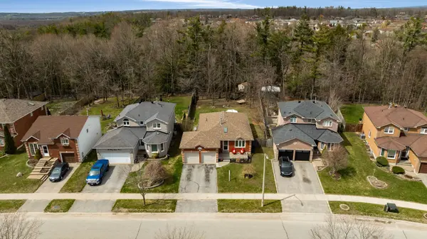 8 Holly Meadow RD, Barrie, ON L4N 8S2