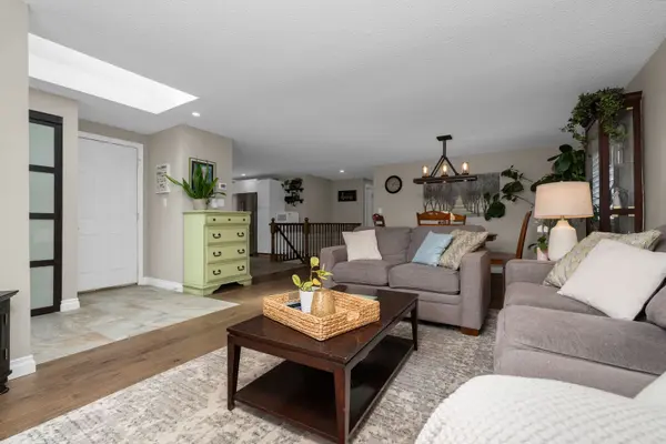 8 Holly Meadow RD, Barrie, ON L4N 8S2