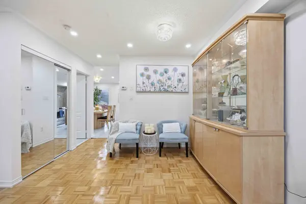 38 Viella ST, Toronto W02, ON M6N 5C8