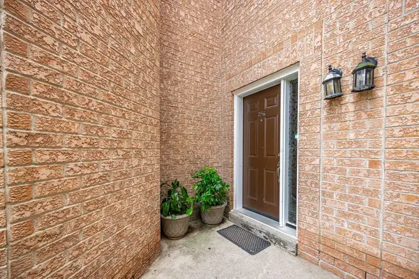 60 Barondale DR #256, Mississauga, ON L4Z 3N8