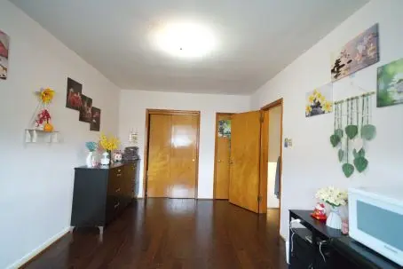 73 Buckland RD, Toronto W05, ON M3L 1W3