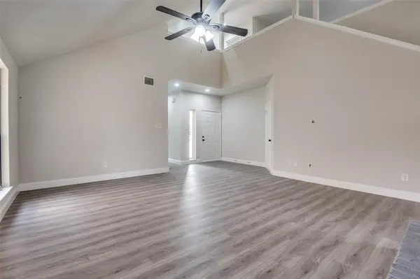 829 Foxridge Drive, Arlington, TX 76017