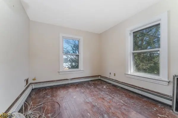 18 Center St, Clinton Twp., NJ 08801