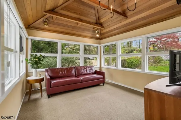 27 Hillside Ter, New Providence Boro, NJ 07901