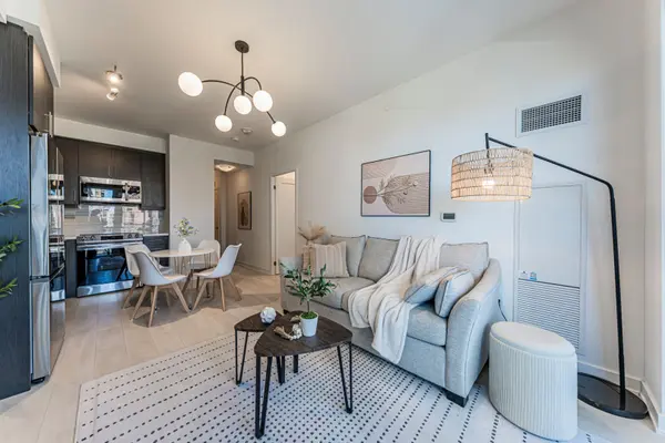 105 Oneida CRES #604, Richmond Hill, ON L4B 0H6