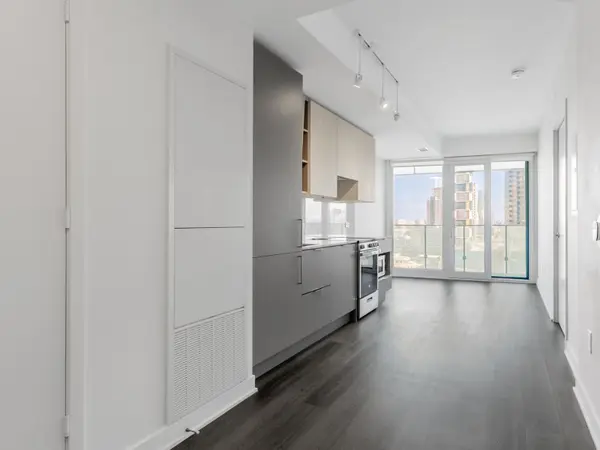 3900 Confederation Pkwy #1612, Mississauga, ON L5B 0M3