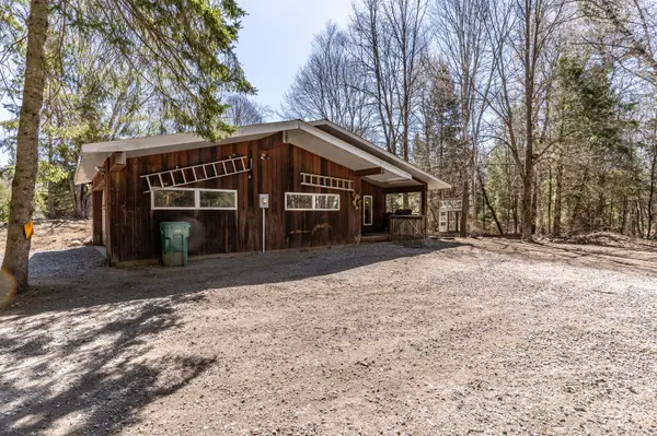 83 Ceramic Mine RD N, Huntsville, ON P1H 1A1