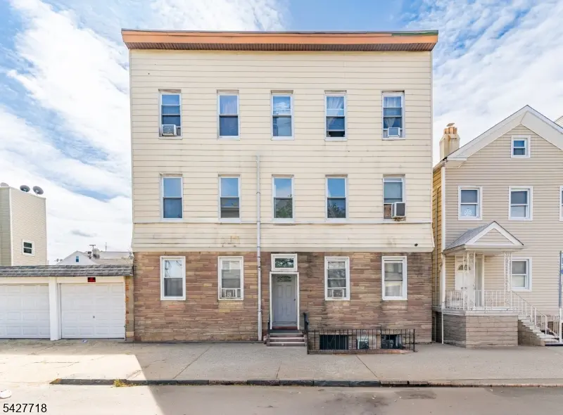 51 Richards St, Newark City, NJ 07105