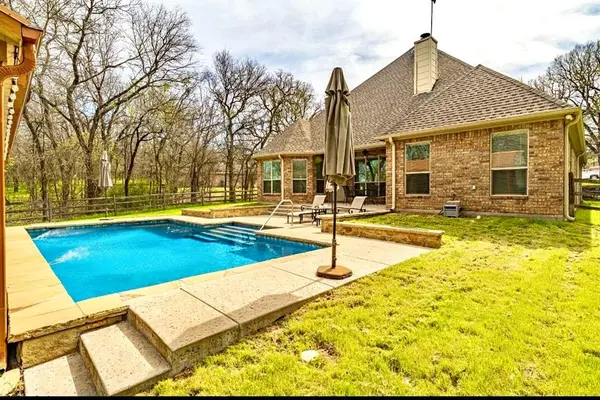 137 N Natural Spring Lane, Azle, TX 76020