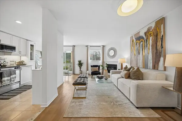 1385 Lakeshore RD W #Unit 7, Mississauga, ON L5J 4T6