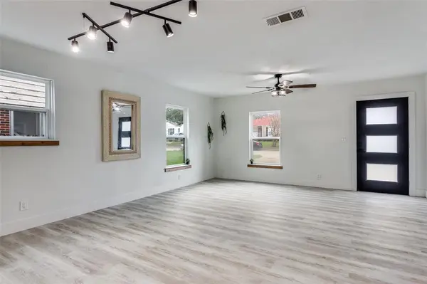 4221 Donnelly Avenue, Fort Worth, TX 76107