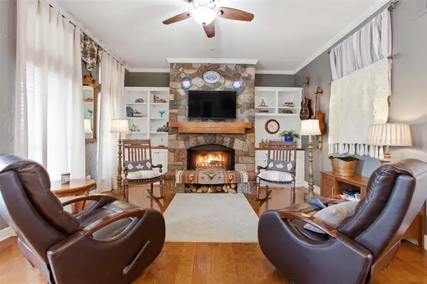 906 Valley View Avenue, Red Oak, TX 75154