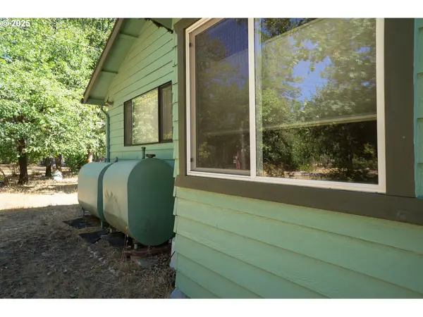 120 KEN ROSE LN, Cave Junction, OR 97523