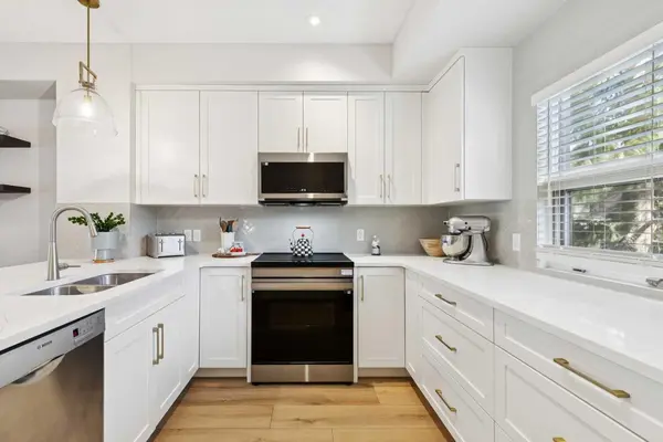 1935 35 ST SW #7, Calgary, AB T3E 2X4