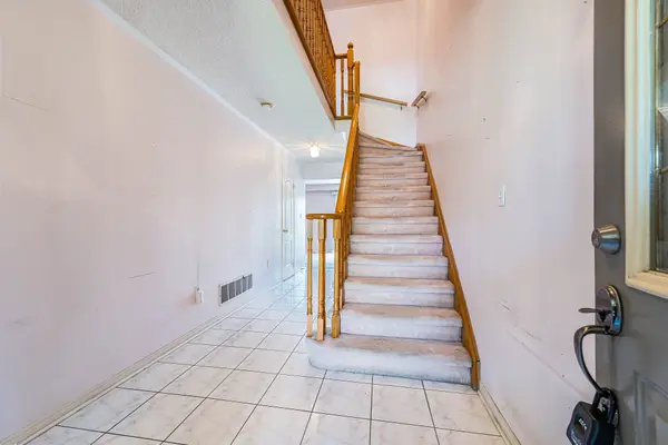 9 Woodstream AVE, Brampton, ON L6R 1N7