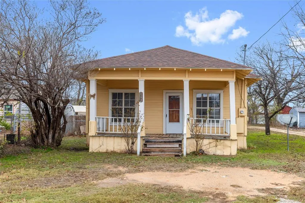 102 E Fitzgerald Street, Bangs, TX 76823