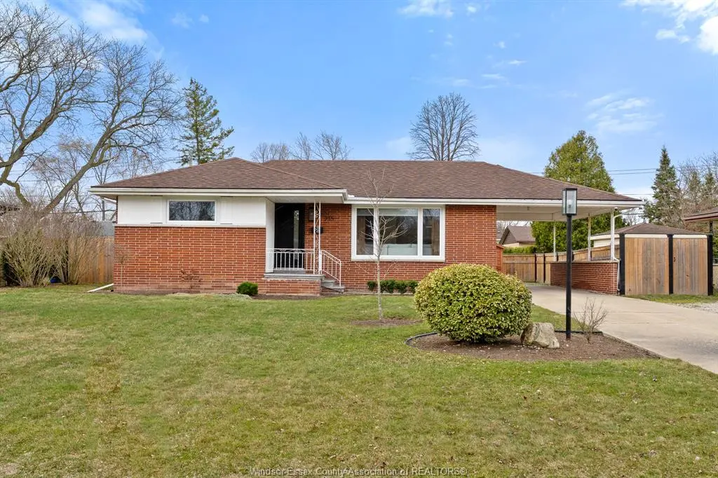 735 Lounsborough, Windsor, ON N9G 1G1