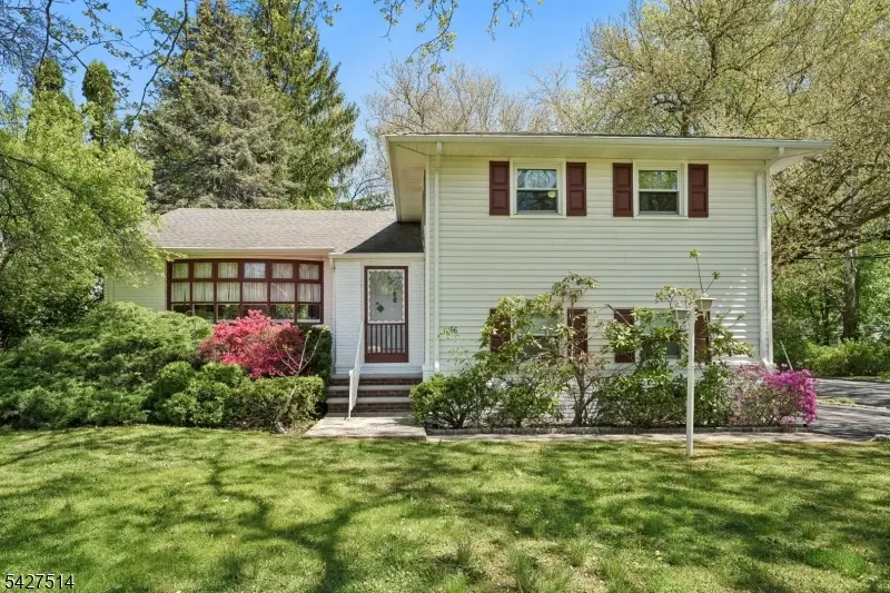 66 Warwick Cir, Springfield Twp., NJ 07081