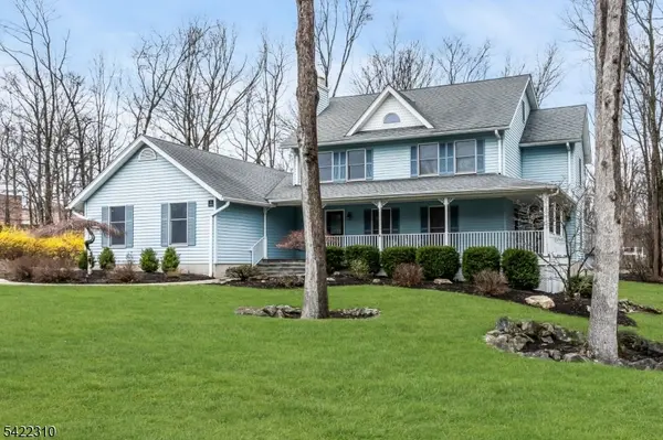 2 Lenape Dr, Stanhope Boro, NJ 07874