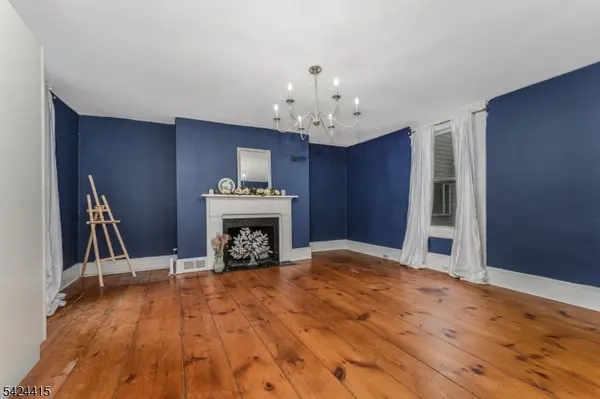 31 Center St, Clinton Town, NJ 08809