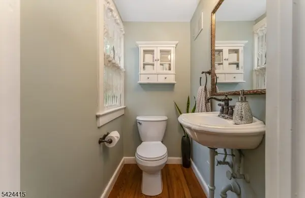 31 Center St, Clinton Town, NJ 08809