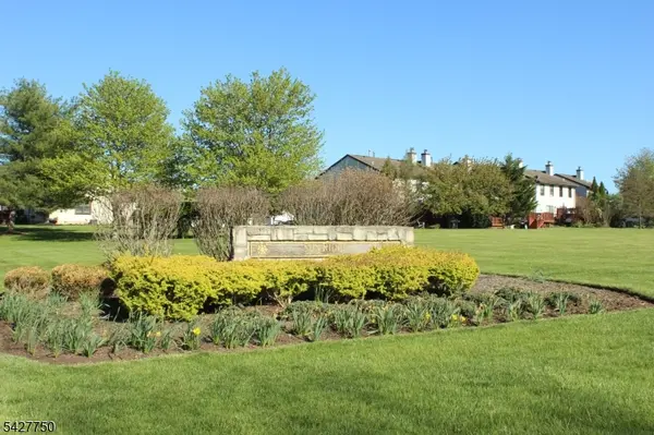 25 Holly Ct, Raritan Twp., NJ 08822