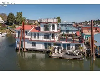 584 N Tomahawk Island DR, Portland, OR 97217