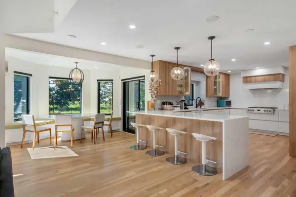 931 Shawnee DR SW, Calgary, AB T2Y 2G8