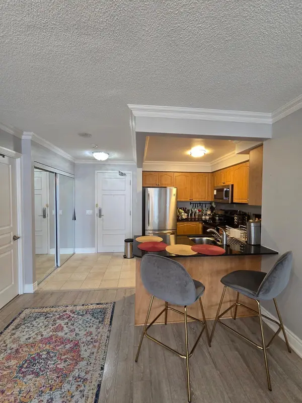 350 Red Maple RD #906, Richmond Hill, ON L4C 0T5