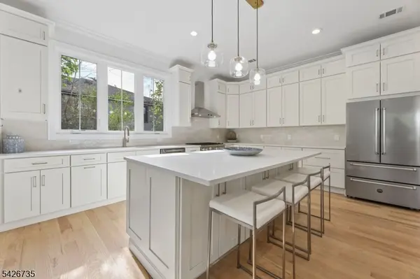 32 W Mcclellan Ave, Livingston Twp., NJ 07039