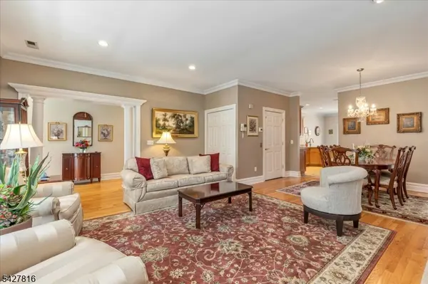 29 Schmidt Cir, Watchung Boro, NJ 07069