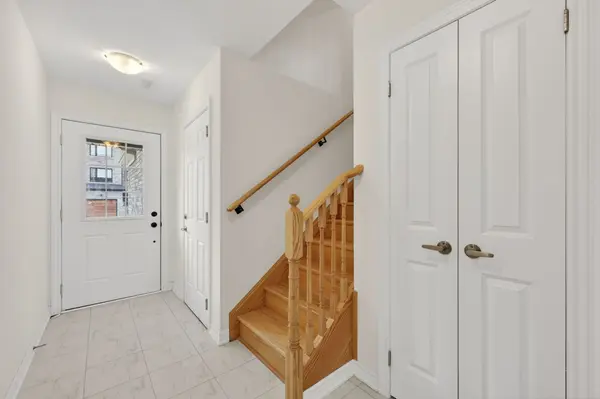 21 Pumpkin Corner CRES, Barrie, ON L9J 0T5