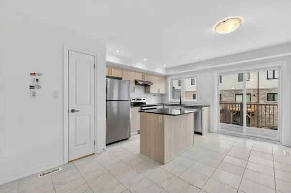 21 Pumpkin Corner CRES, Barrie, ON L9J 0T5