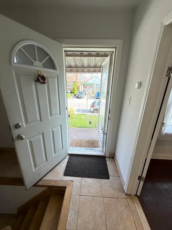 32 Belgravia AVE #Main, Toronto W04, ON M6E 2M5