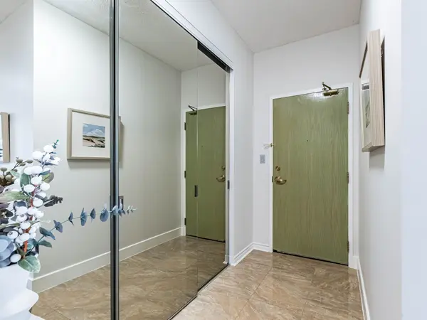 10 Dayspring CIR #109, Brampton, ON L6P 1B9