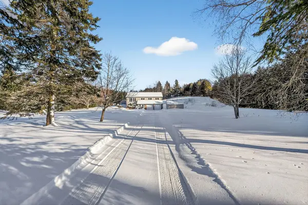 16 Old Carriage RD, East Garafraxa, ON L9W 5A3