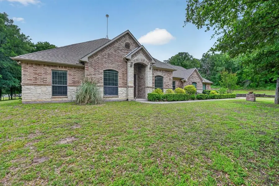 141 N Natural Spring Lane, Azle, TX 76020