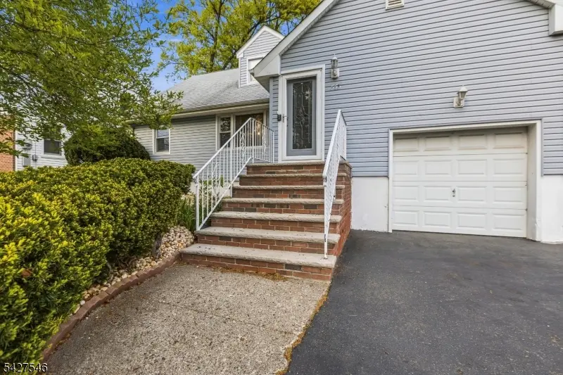 555 Riverside Dr, Elizabeth City, NJ 07208