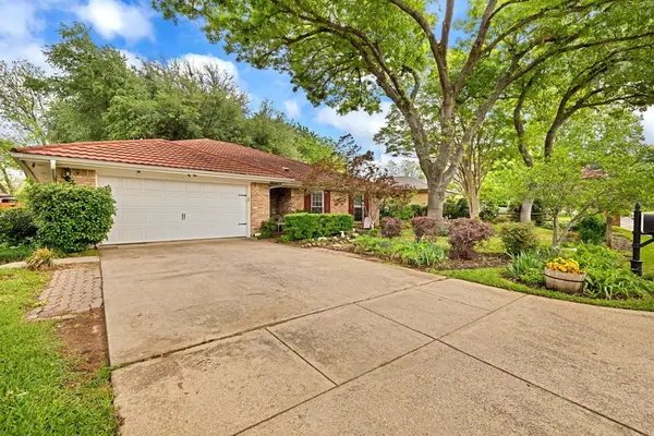 1823 Ridgebrook Drive, Arlington, TX 76015