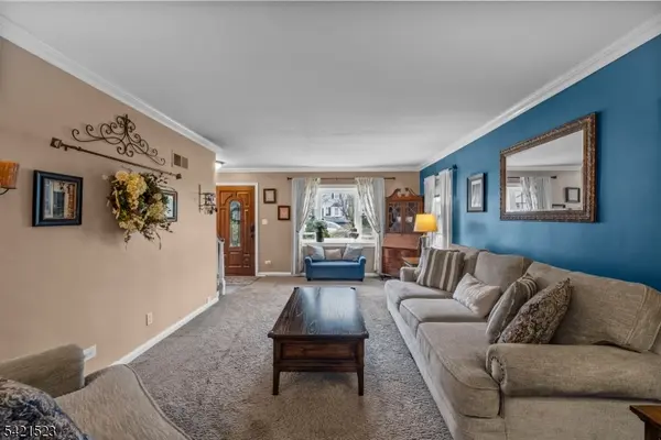 17 Burlington Rd, Clifton City, NJ 07012