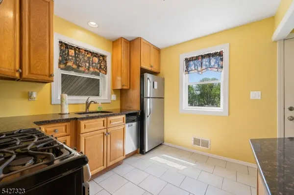 9 Leopold Ter, Clifton City, NJ 07011