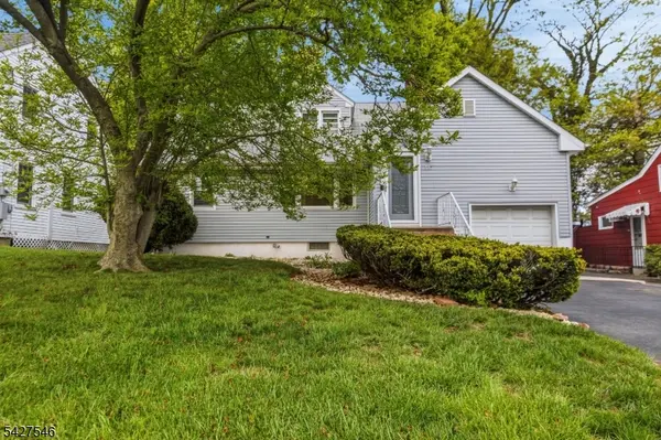 555 Riverside Dr, Elizabeth City, NJ 07208