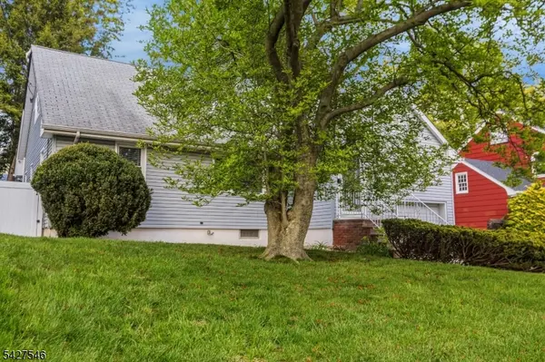 555 Riverside Dr, Elizabeth City, NJ 07208