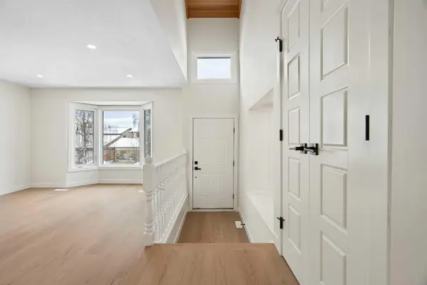 24 Hawkwood CRES NW, Calgary, AB T3G1X5