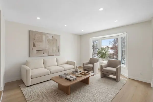 24 Hawkwood CRES NW, Calgary, AB T3G1X5