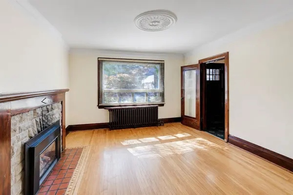 21 Lorindale AVE, Toronto C04, ON M5M 3C3