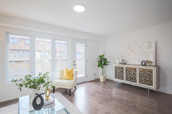 11 Plaisance RD #4, Richmond Hill, ON L4C 5H1