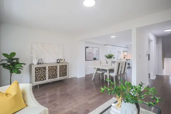 11 Plaisance RD #4, Richmond Hill, ON L4C 5H1