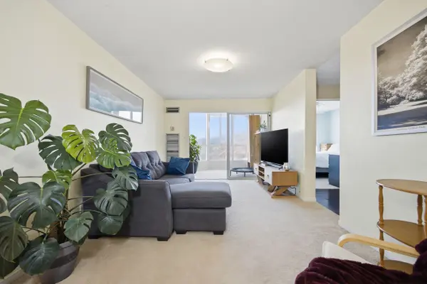 145 Hillcrest AVE #PH1, Mississauga, ON L5B 4B1