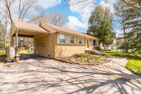 561 Maplehurst AVE, Oakville, ON L6L 4Y8